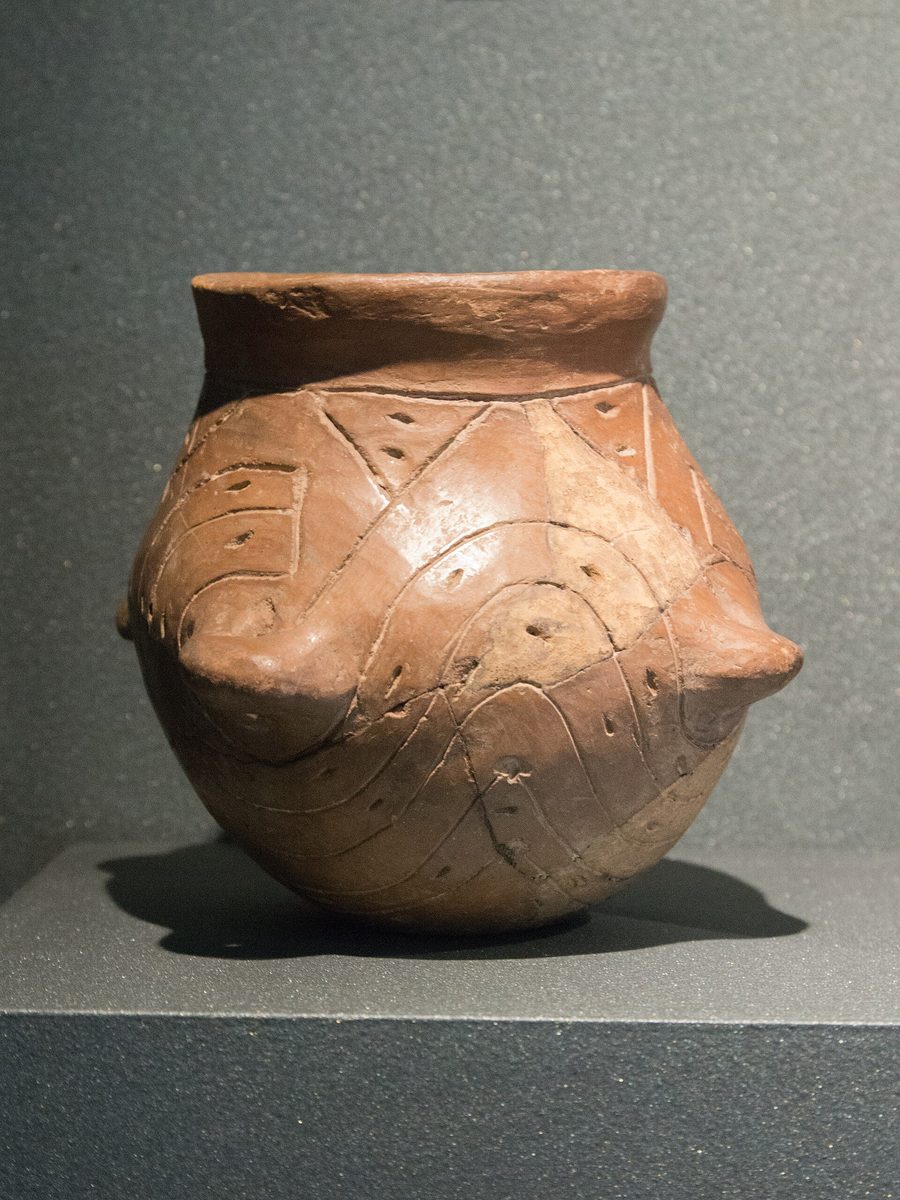 Vase de la céramique rubanée