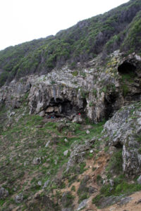La grotte de Blombos dans sa falaise côtière (Afrique du Sud)