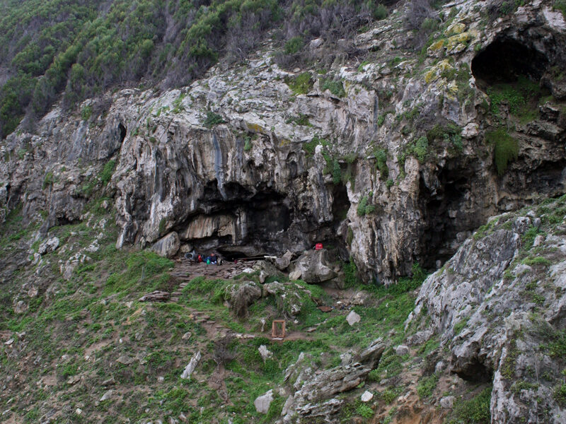 La grotte de Blombos dans sa falaise côtière (Afrique du Sud)