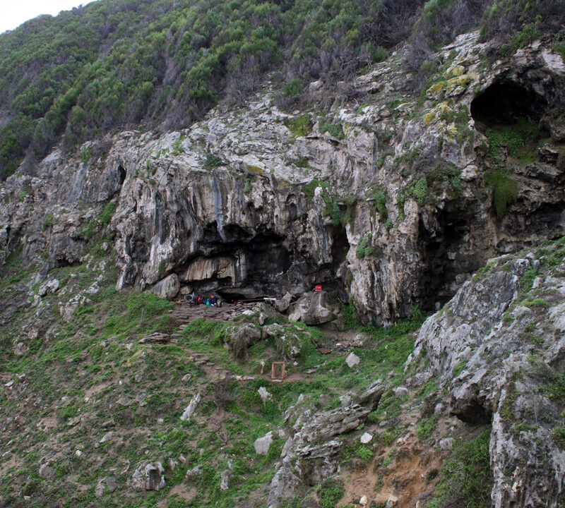 La grotte de Blombos dans sa falaise côtière (Afrique du Sud)