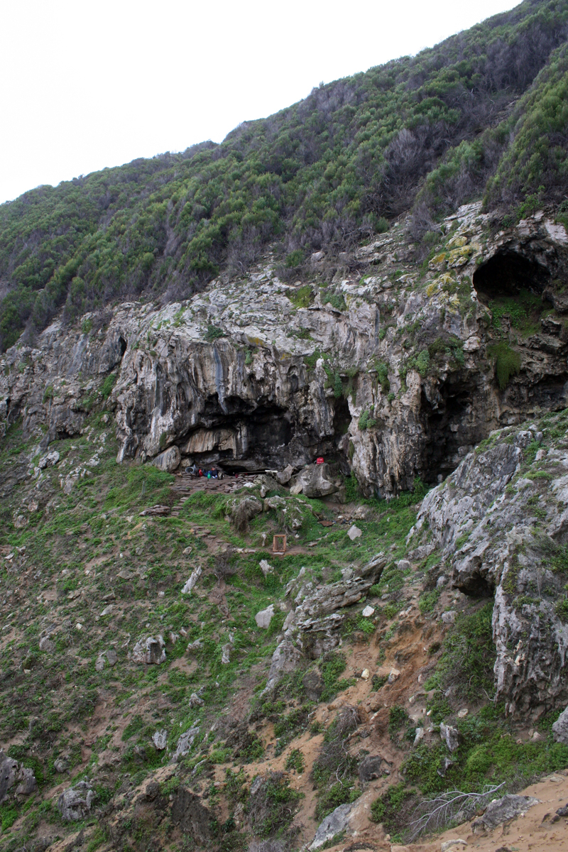 La grotte de Blombos dans sa falaise côtière (Afrique du Sud)
