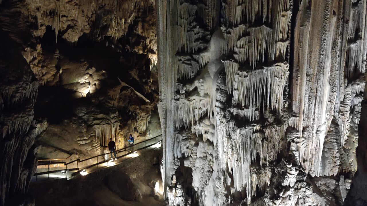 Concrétions et grande colonne de la grotte de Nerja