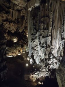 Concrétions et grande colonne de la grotte de Nerja