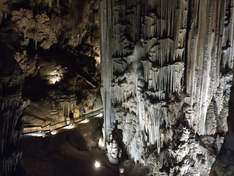 Concrétions et grande colonne de la grotte de Nerja