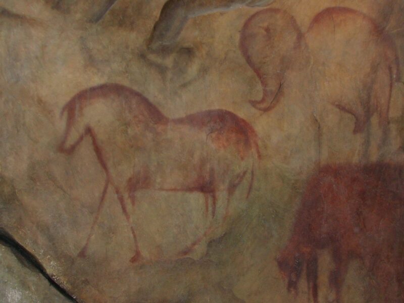 Réplique des peintures (chevaux et mammouths) de la grotte Kapova