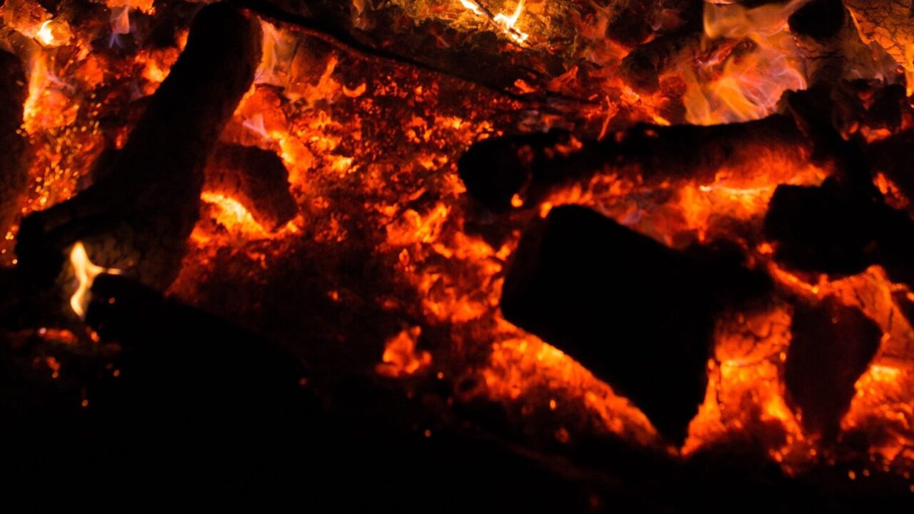 Braises et bois incandescent : le feu entretenu, geste au cœur du débat sur Wonderwerk