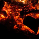 Braises et bois incandescent : le feu entretenu, geste au cœur du débat sur Wonderwerk