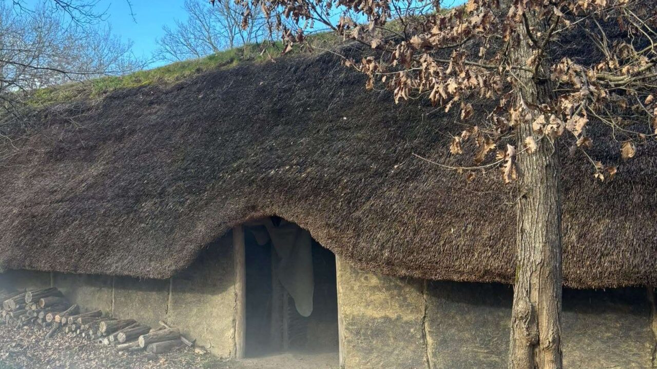 Habitat protohistorique reconstitué à l’Archéovillage de Saint-Laurent-Nouan