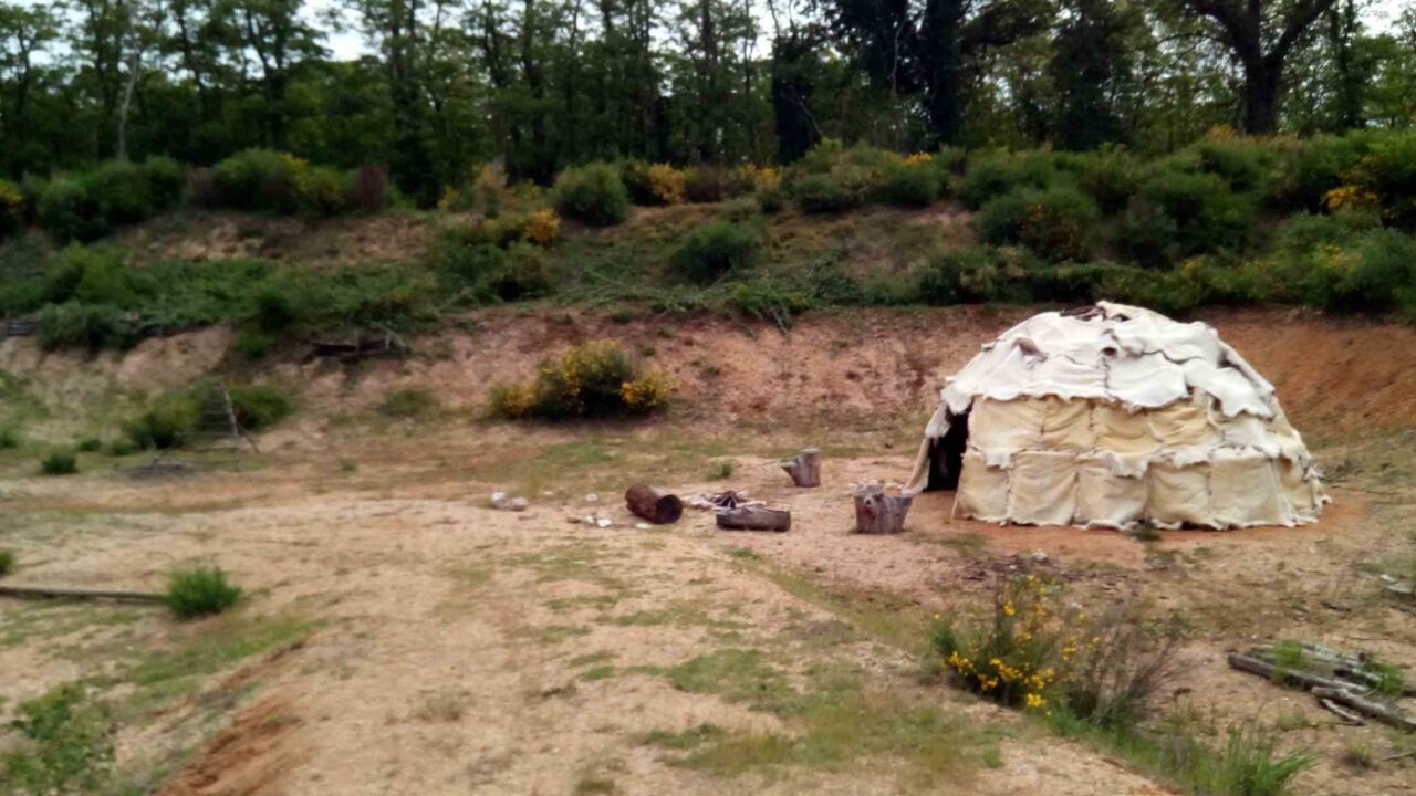 Hutte paléolithique couverte de peaux