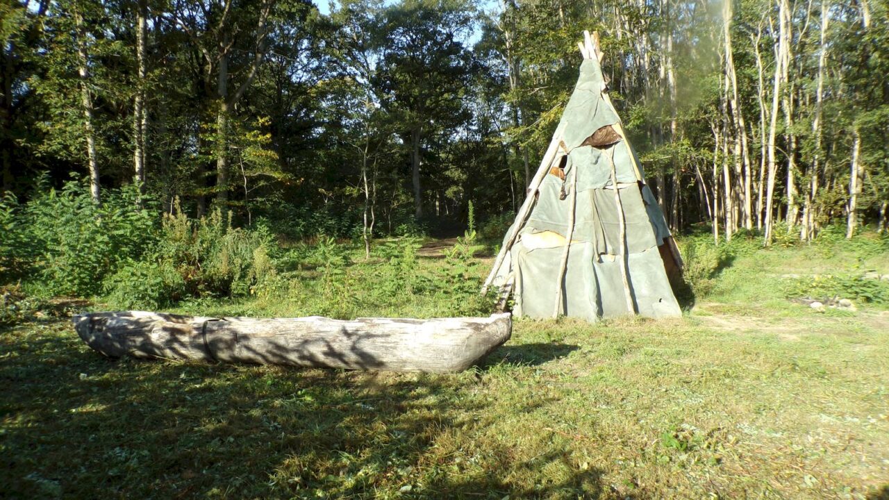 Tente conique en peaux et pirogue monoxyle