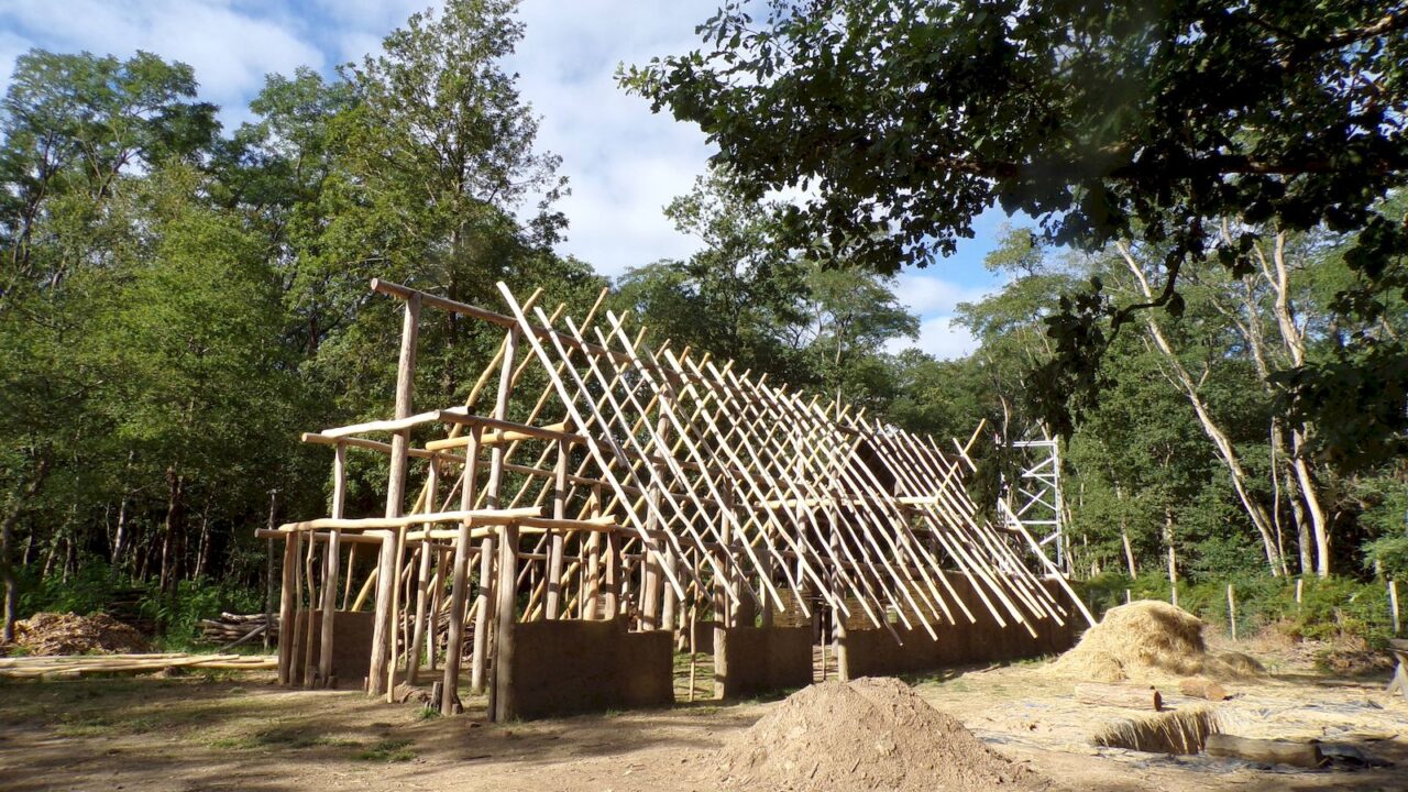 Charpente d’un habitat en cours de reconstitution