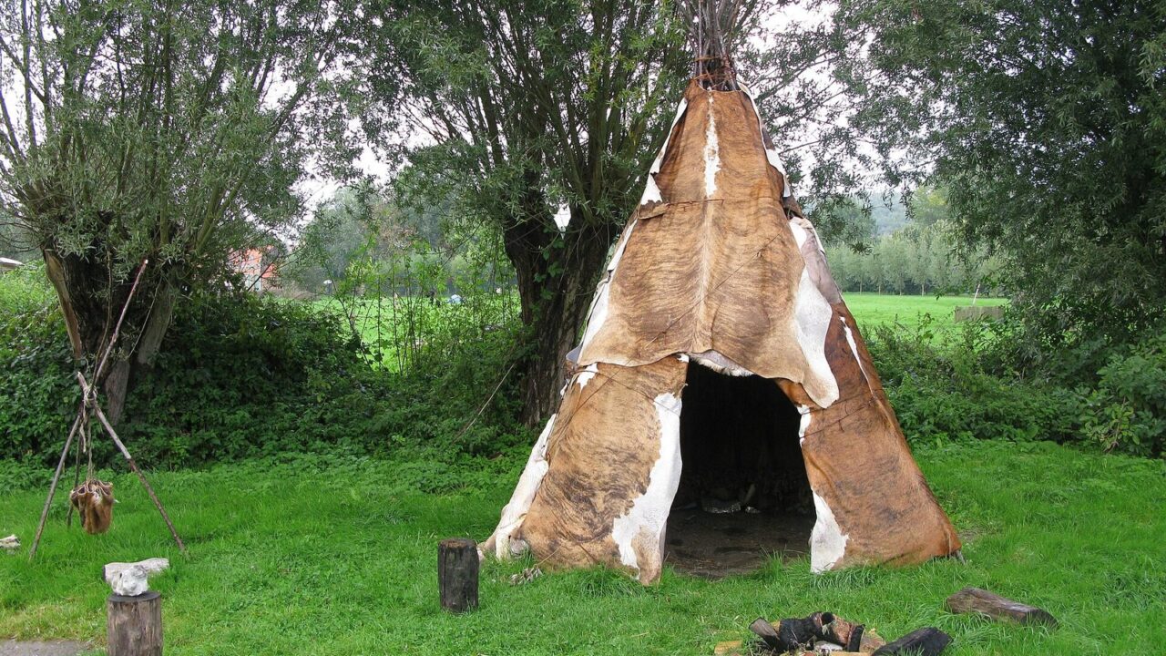 Asnapio : reconstitution d'une tente de chasseurs magdaléniens