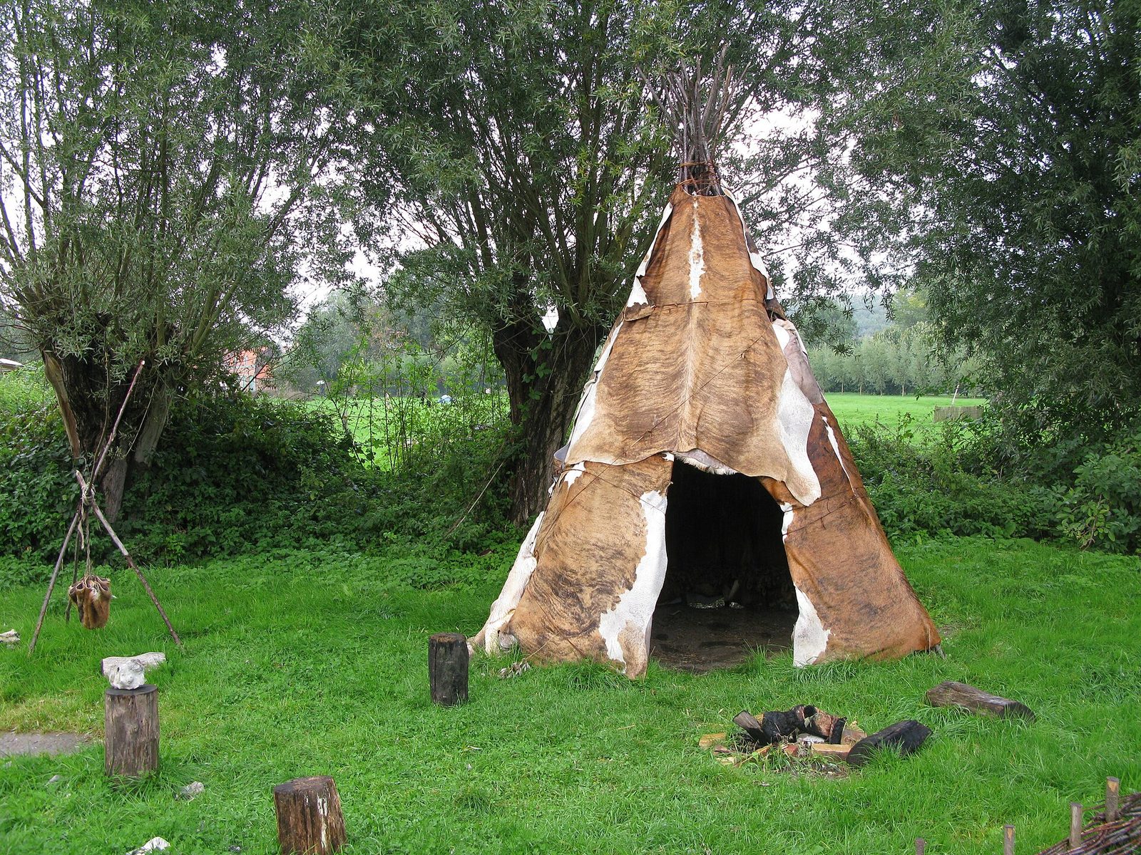 Asnapio : reconstitution d'une tente de chasseurs magdaléniens