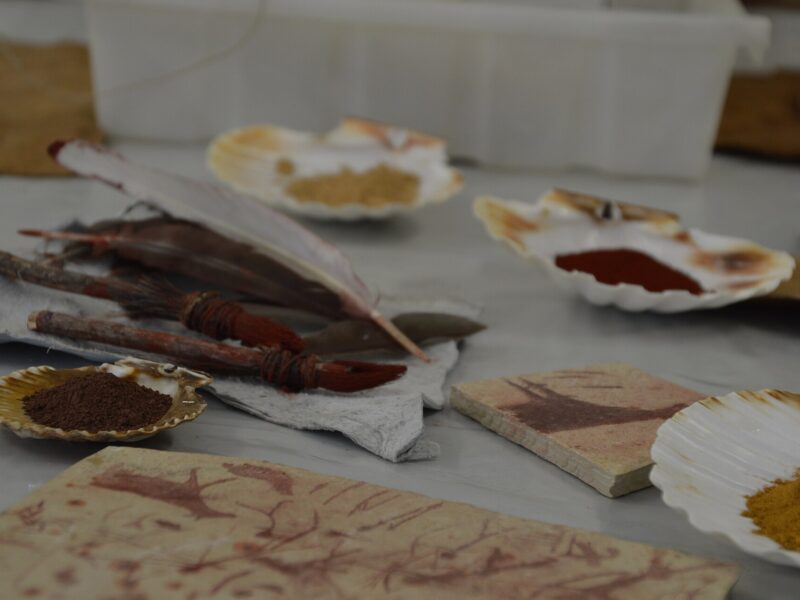 Coquillages remplis d'ocres et pinceaux artisanaux, atelier d'art préhistorique