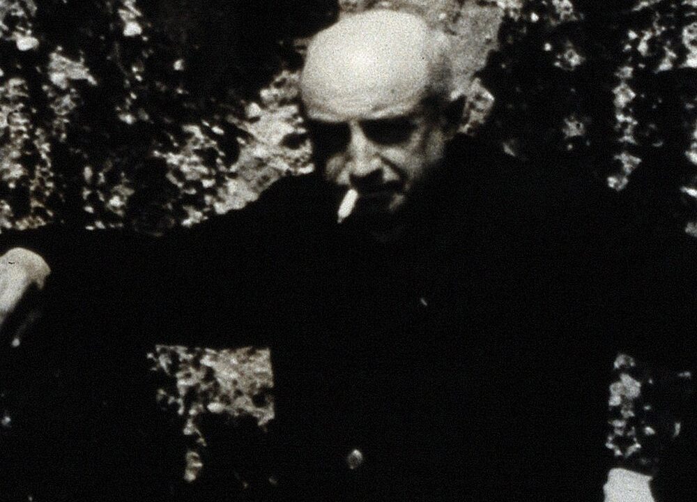 Portrait de l'abbé Henri Breuil, cigarette aux lèvres