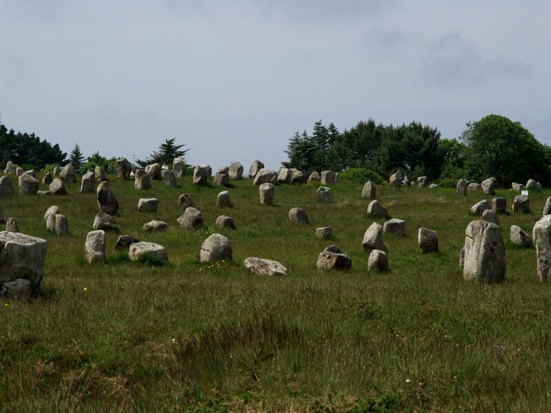 Les files de menhirs des alignements de Carnac