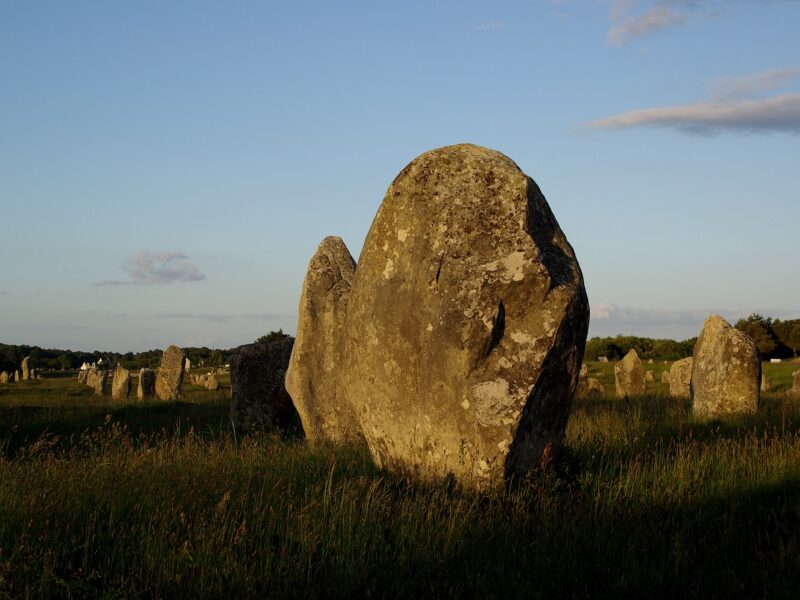 Les menhirs de Carnac à la lumière du soir