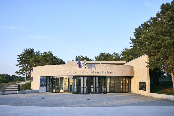 La façade de la Maison des mégalithes, à Carnac