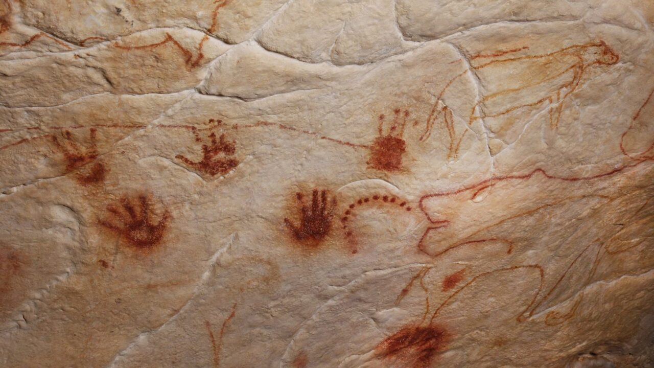 Mains positives dans la caverne