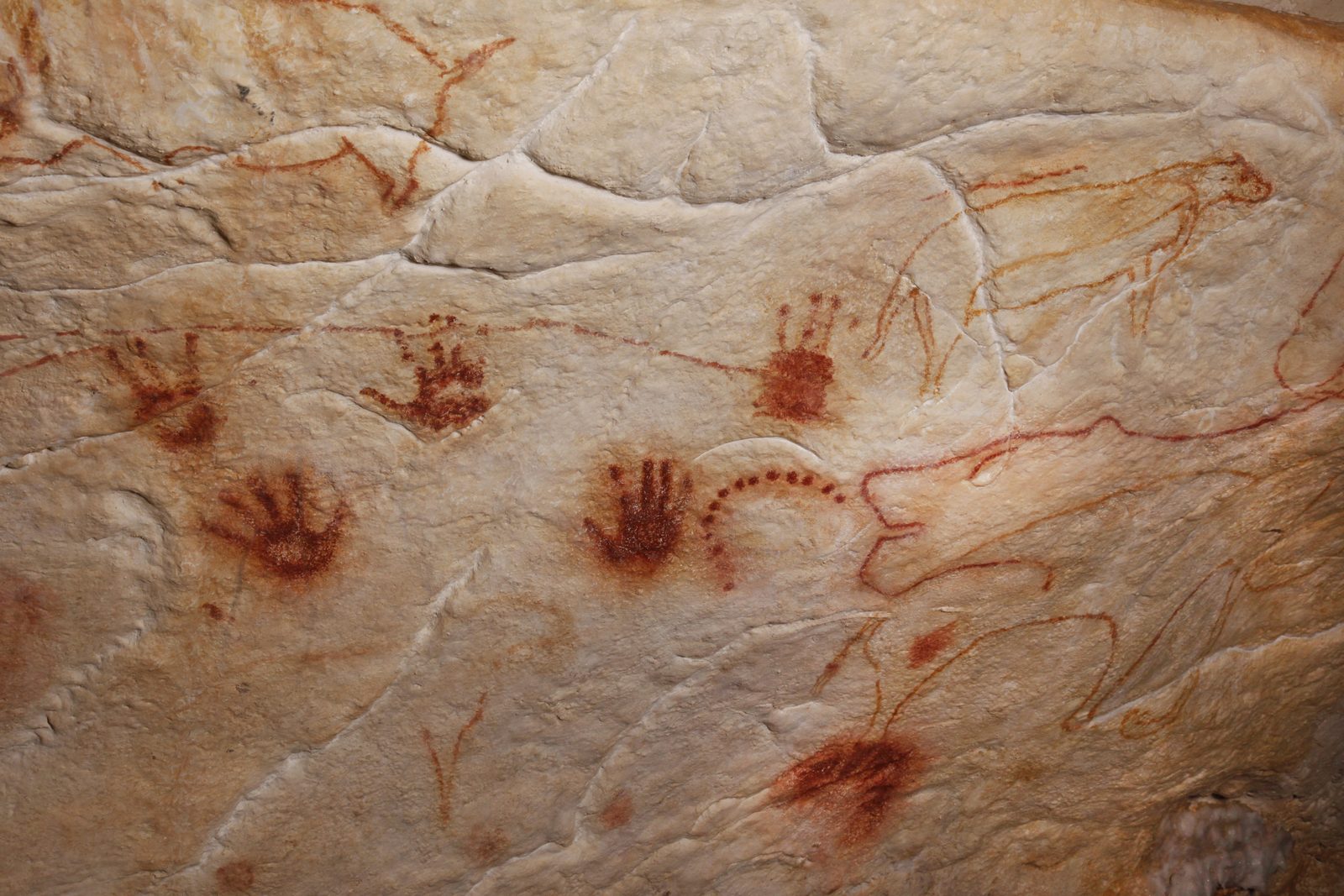 Mains positives dans la caverne