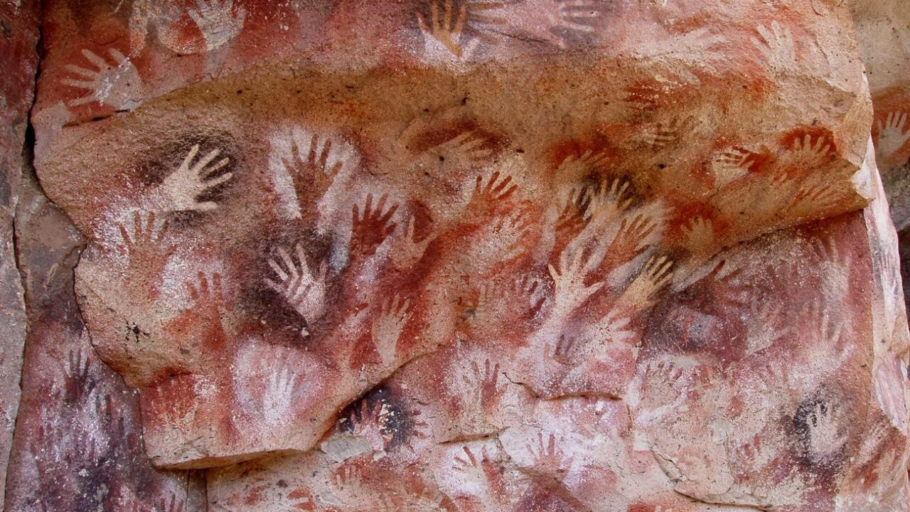 Panneau de mains négatives peintes au pochoir