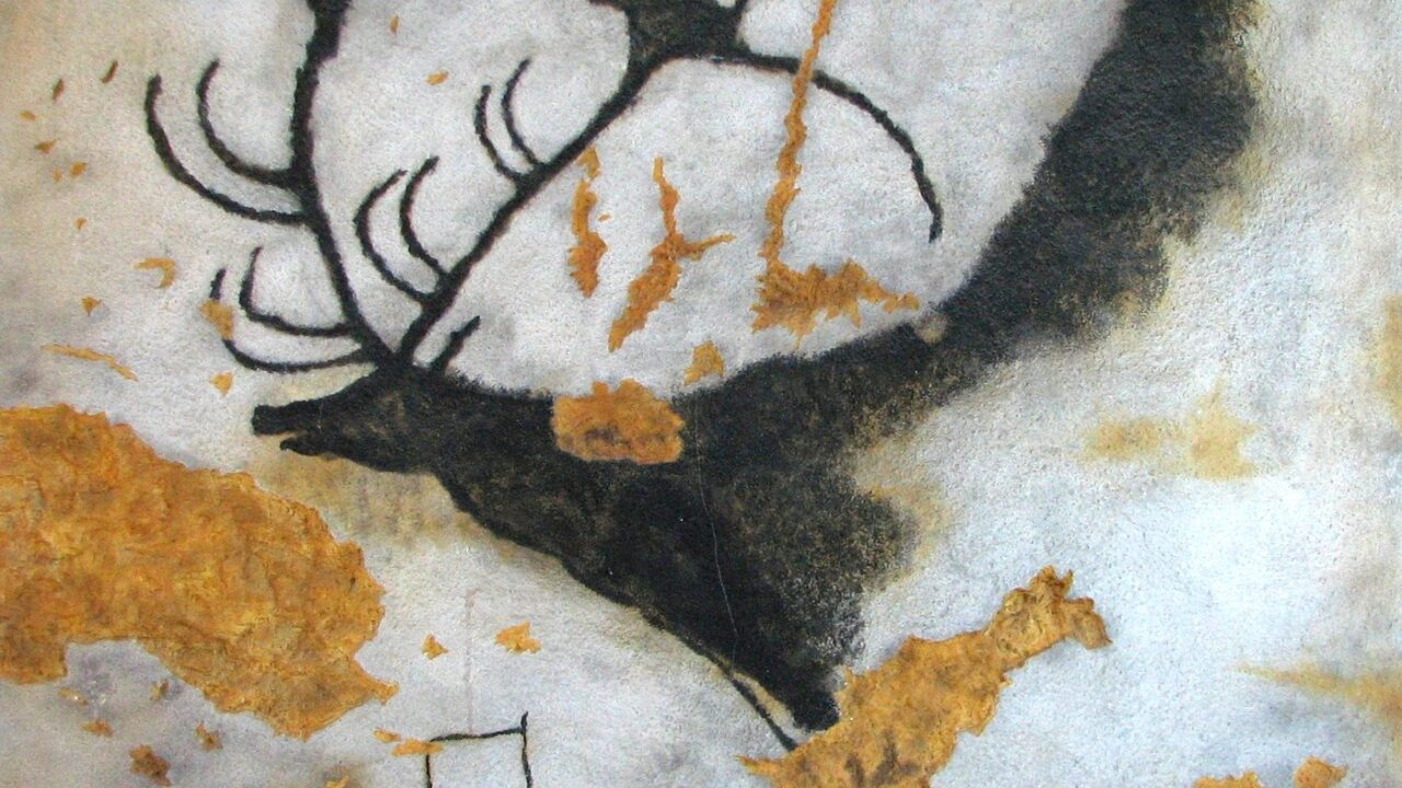 Grand cerf mégacéros peint accompagné d’une file de points