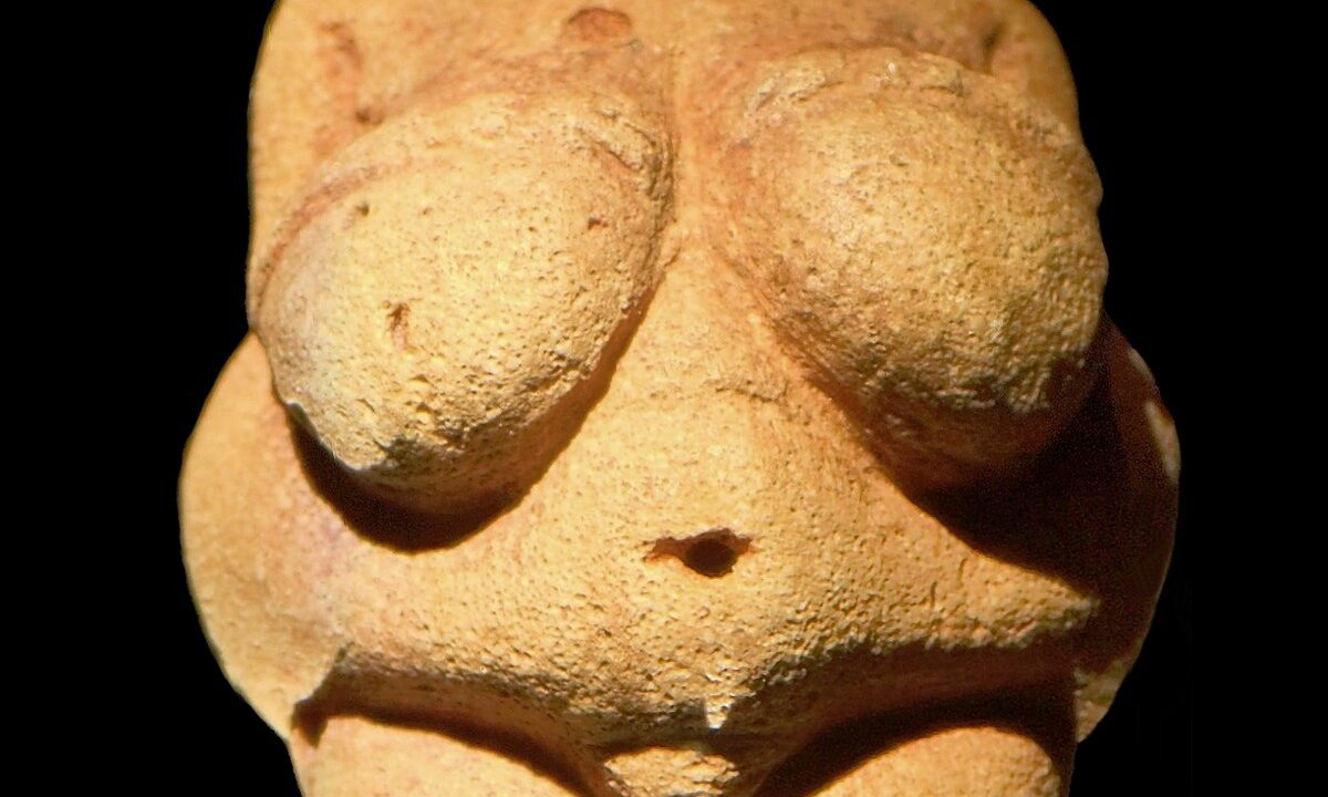 Statuette de la Vénus de Willendorf, vue de face