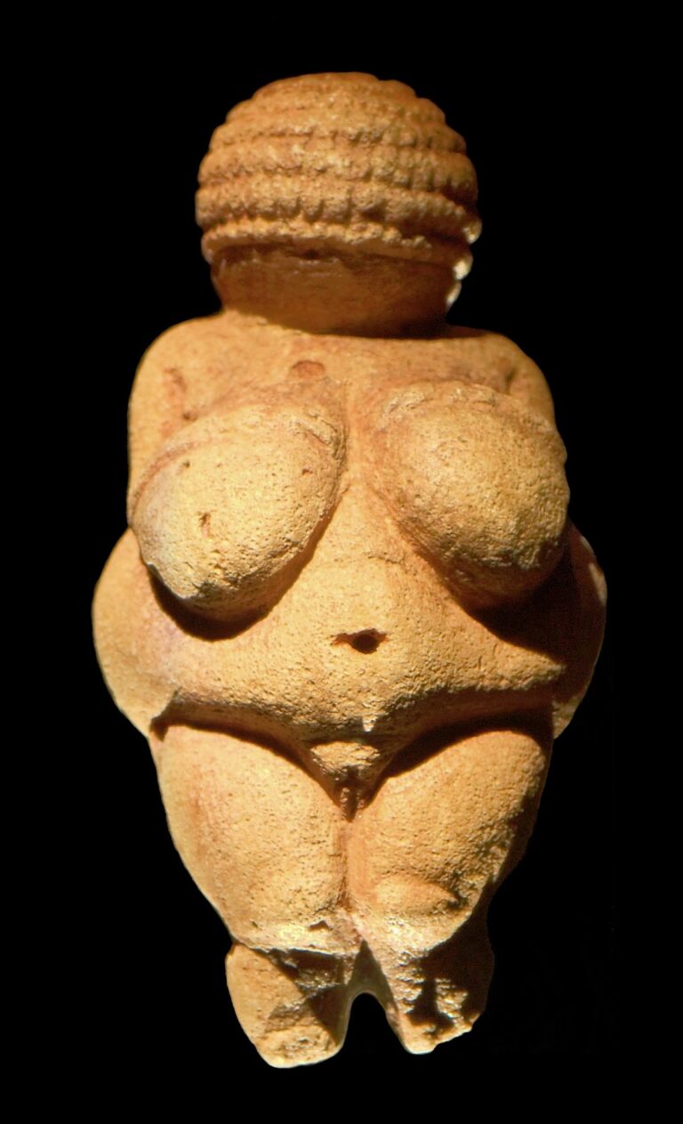 Statuette de la Vénus de Willendorf, vue de face