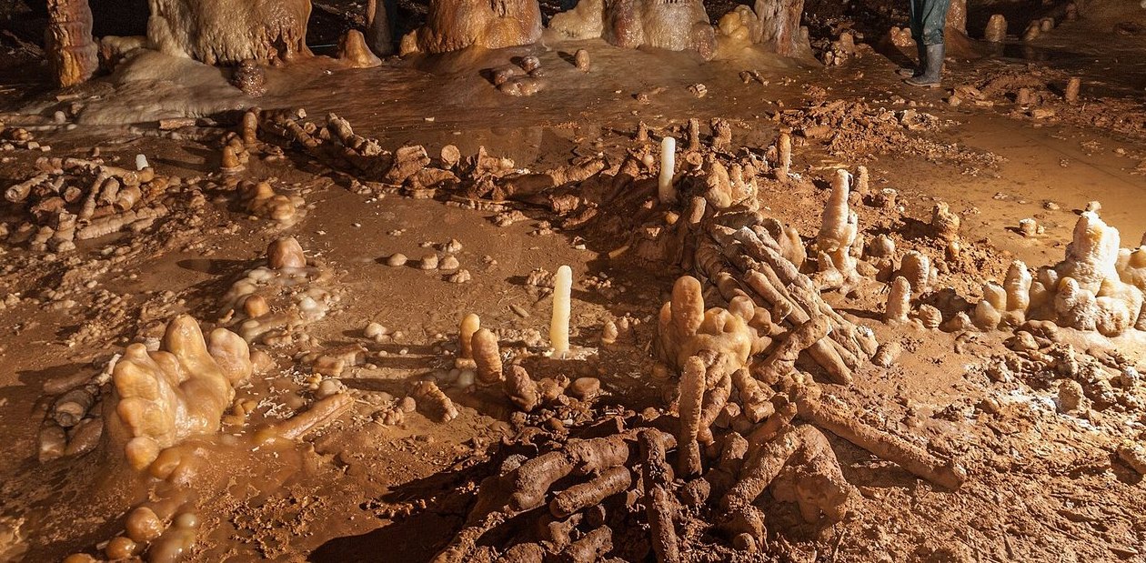 Cercles de stalagmites brisées sur le sol de la grotte de Bruniquel