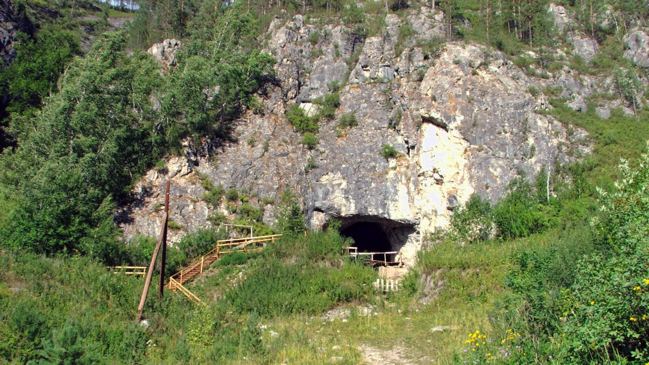 Entrée de la grotte de Denisova (monts Altaï, Sibérie).