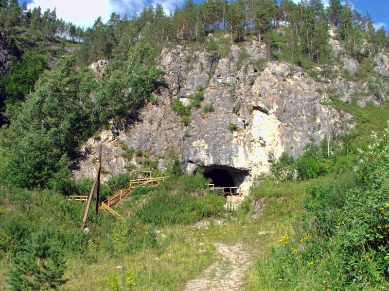 Entrée de la grotte de Denisova (monts Altaï, Sibérie).