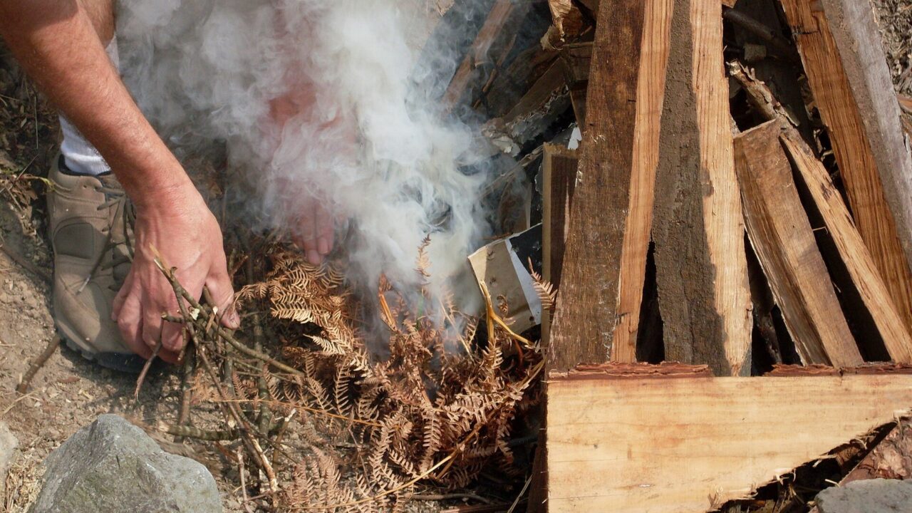 Feu de camp allumé lors d’un atelier de vie sauvage