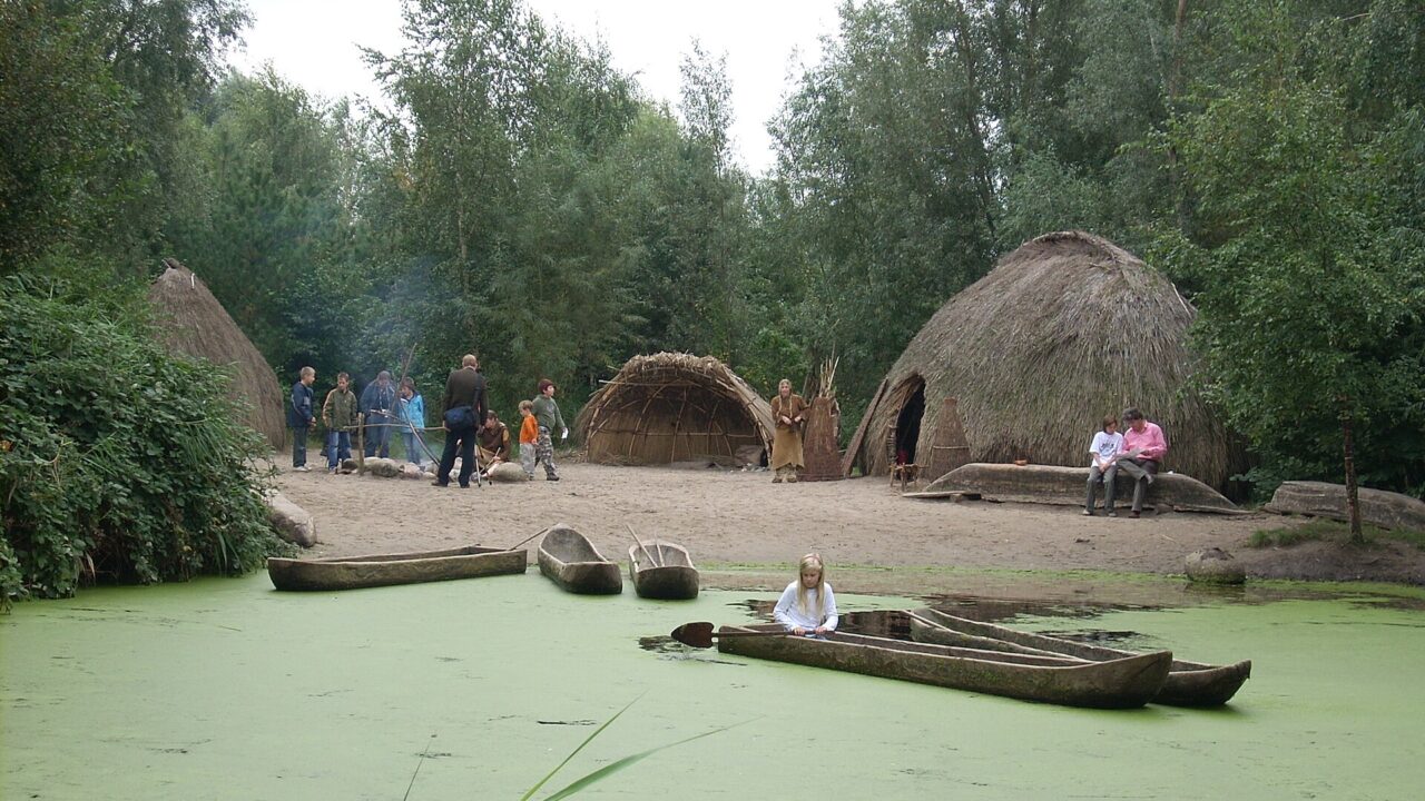 Campement préhistorique reconstitué