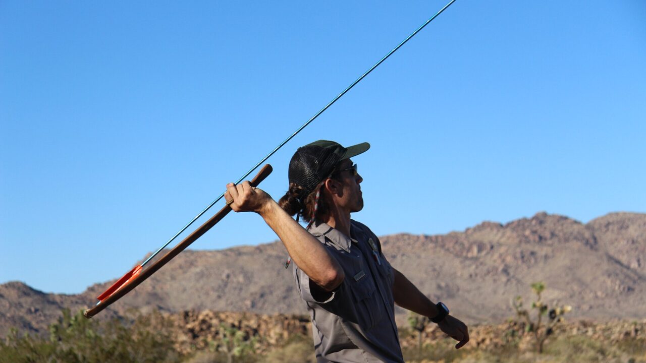 Démonstration de tir au propulseur (atlatl)
