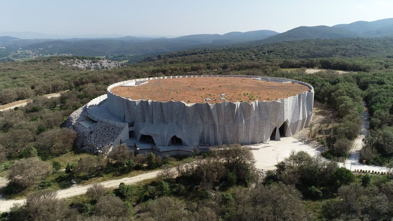 La Grotte Chauvet 2 et son parc boisé, vue aérienne