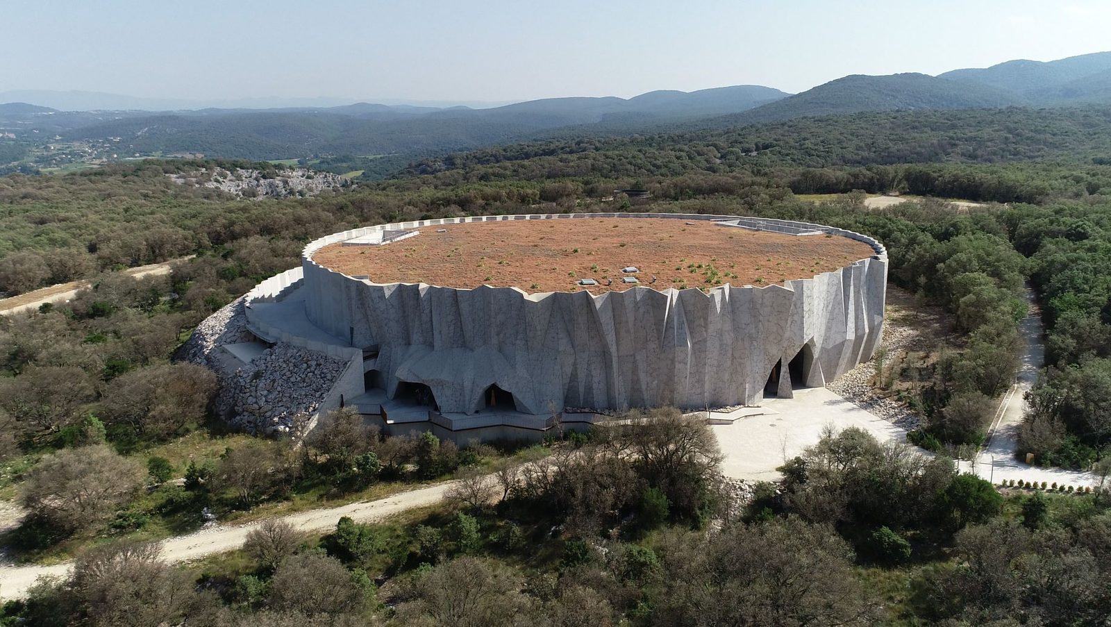 La Grotte Chauvet 2 et son parc boisé, vue aérienne