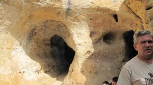 Falaise d'accès à la grotte de Font-de-Gaume, Les Eyzies