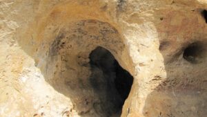 Falaise d'accès à la grotte de Font-de-Gaume, Les Eyzies