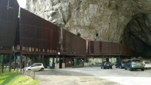 Entrée de la grotte de Niaux (Ariège)