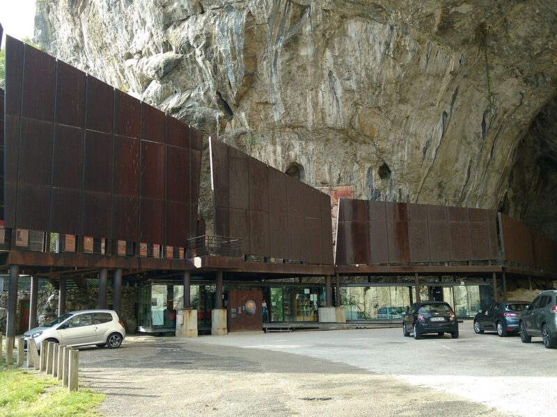 Entrée de la grotte de Niaux (Ariège)