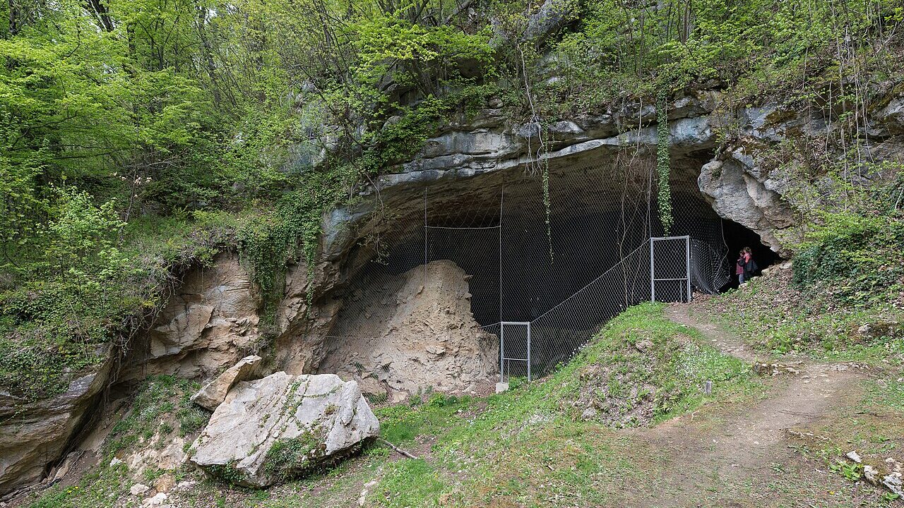 L’entrée de la grotte de Vindija, en Croatie