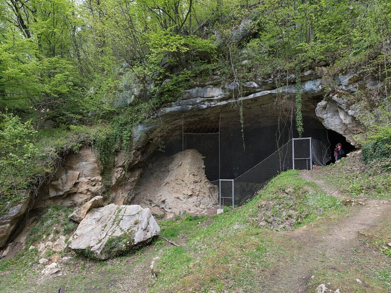 L’entrée de la grotte de Vindija, en Croatie