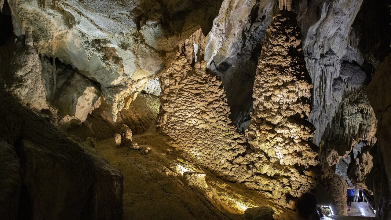 Salle à concrétions des Grottes du Cerdon avec visiteurs