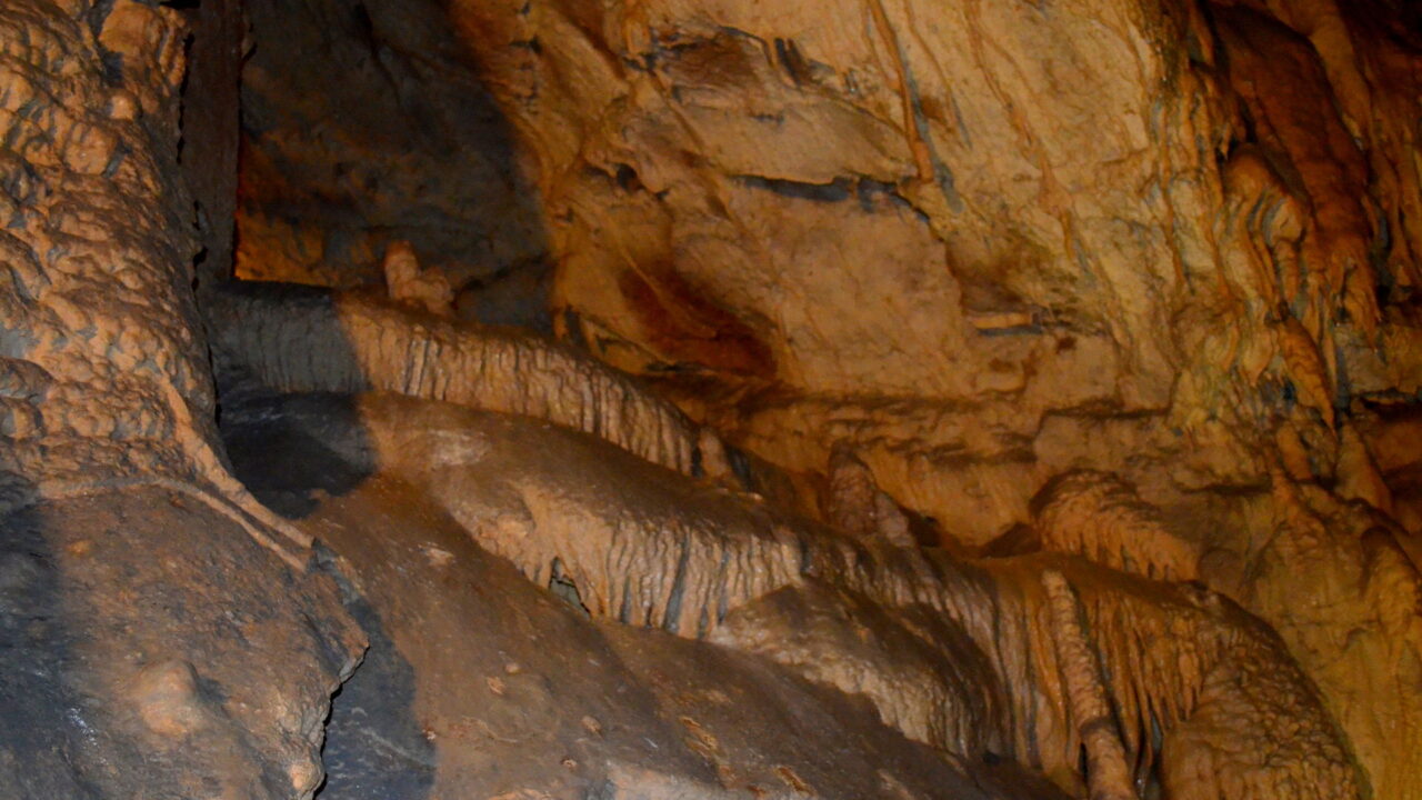 Galerie souterraine éclairée des Grottes du Cerdon