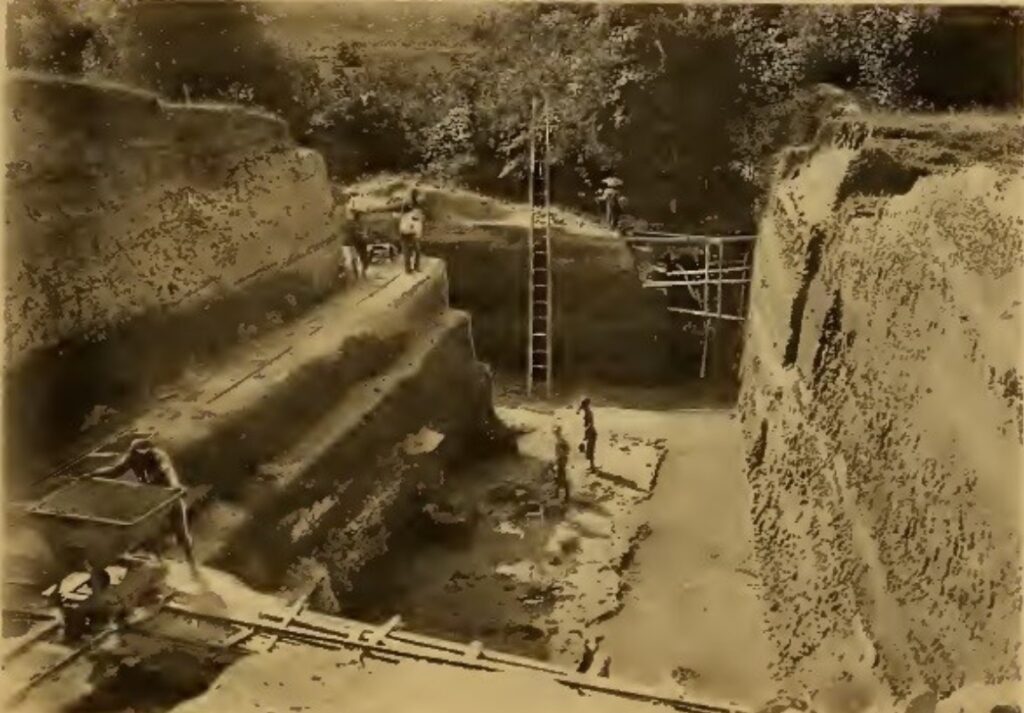 Photographie ancienne d’une grande fosse de fouille à Trinil