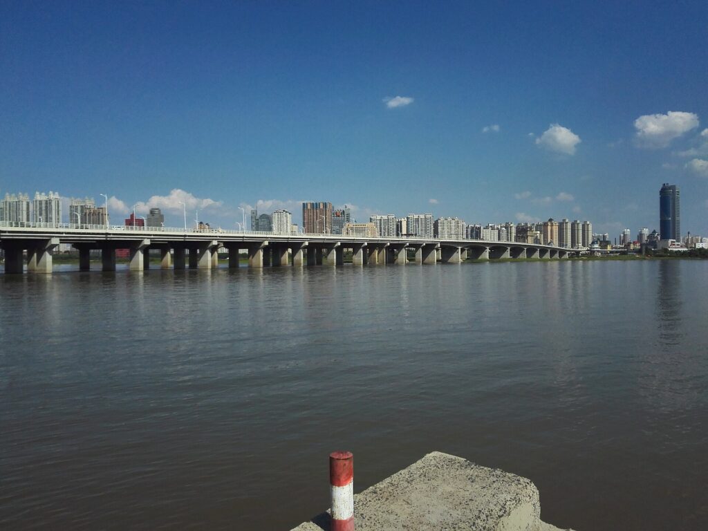Le fleuve Songhua et un pont à Harbin