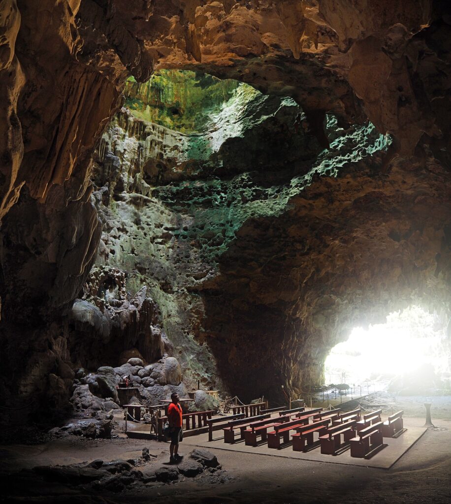 Grande salle de la grotte de Callao avec bancs et puits de lumière