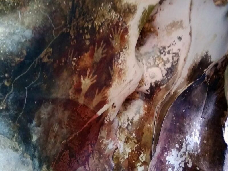 Mains négatives peintes, grotte de Pettakere, Sulawesi