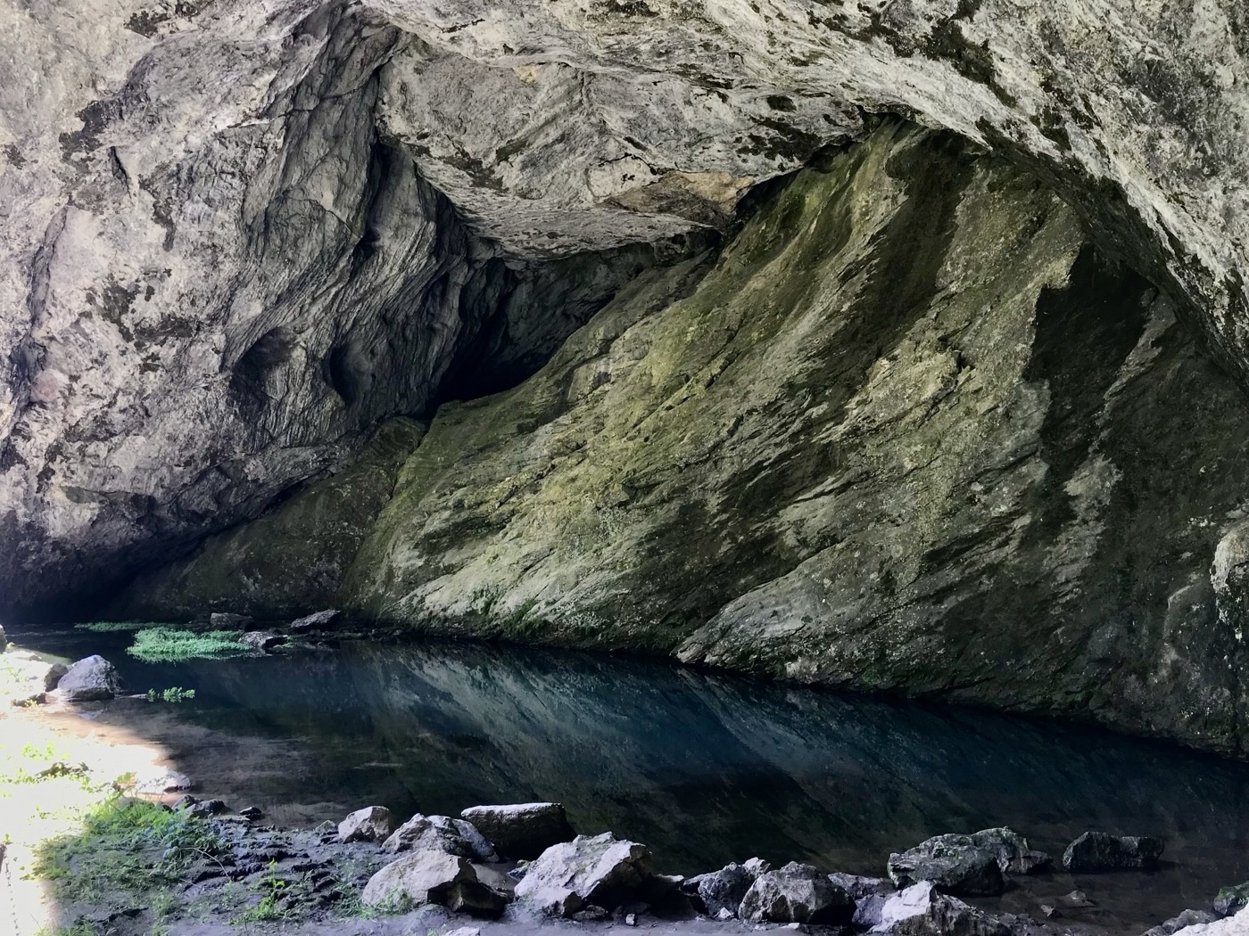 Eaux turquoise de la résurgence du Chulgan