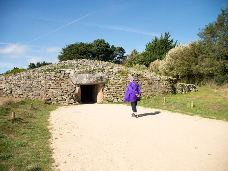 L’accès au cairn de la Table des Marchands